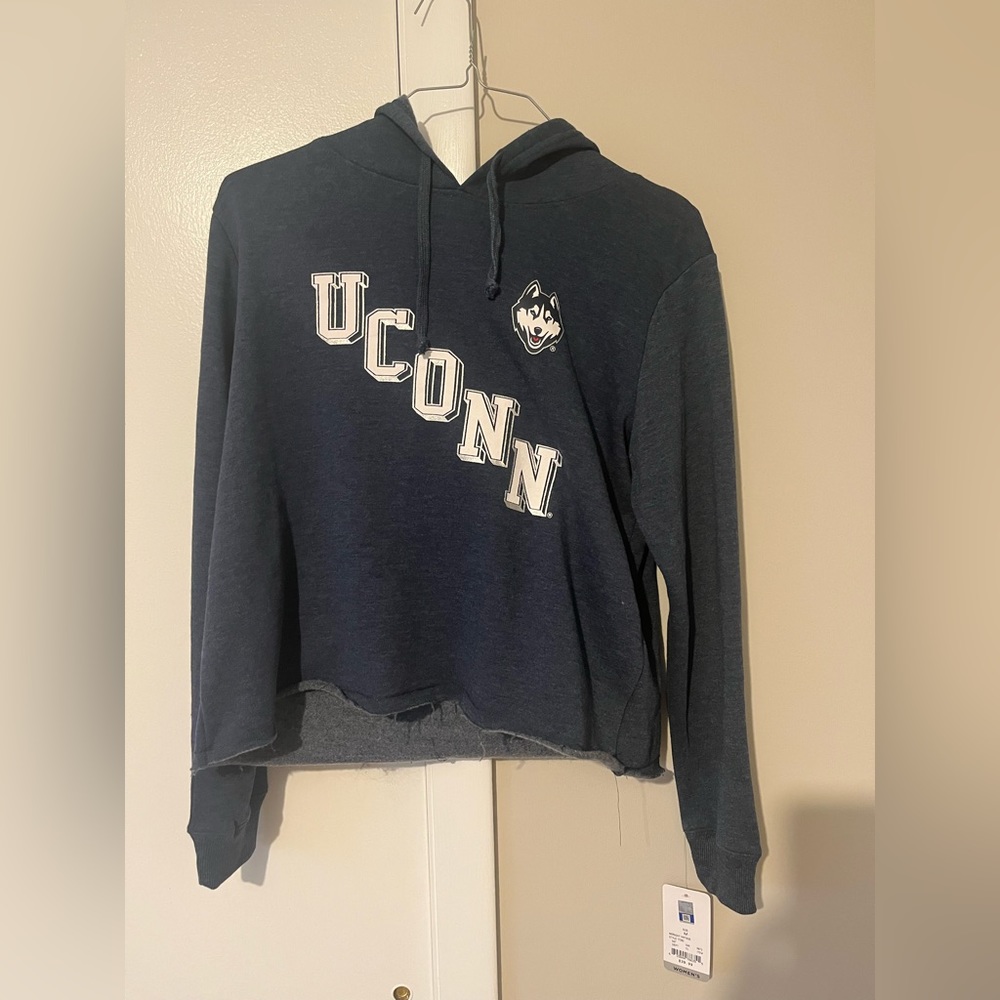 UConn women’s medium hoodie new with tags